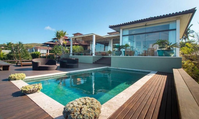 Village da Ferradura Villa | Mansão Imponente com Seis Suítes a 1min das Areias Praia da Ferradura Por Luxury Rentals