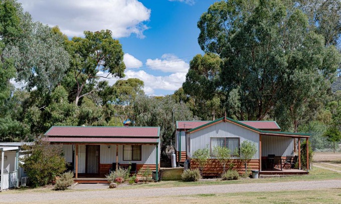 Mansfield Hotel | Mansfield Lakeside Caravan Park