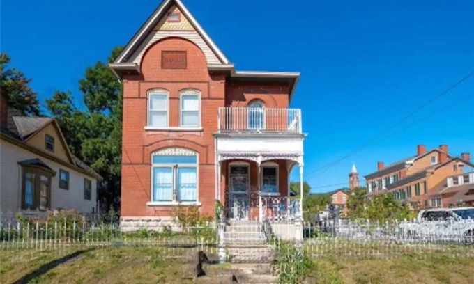 Hermann House | Mansion on market street! Downtown Hermann MO