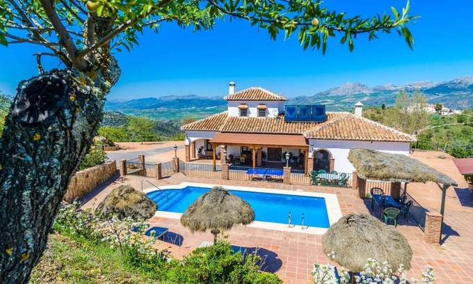 Colmenar Villa | Mansion Piedras Blancas Colmenar by Ruralidays