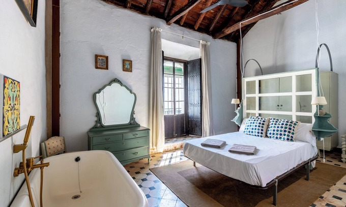 Cantillana Apartment | Mantonera Fernández Olavarrieta 5