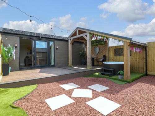 Swadlincote House | Maple