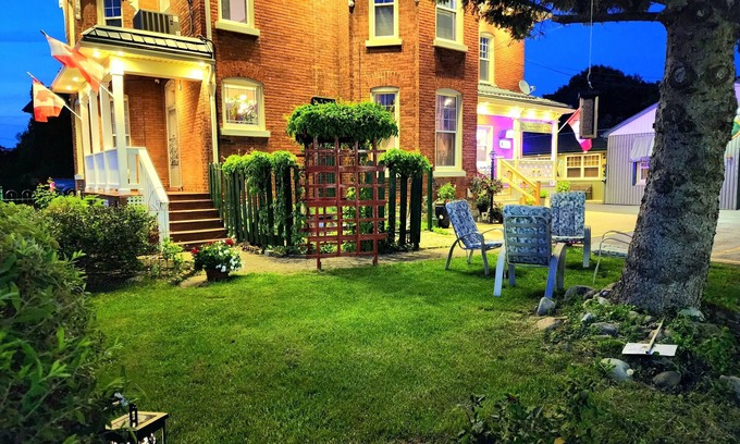 Goderich Hotel | Maple Leaf Motel
