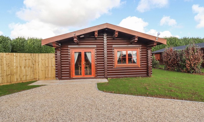 Castle Bytham Cottage | MAPLE LODGE, family friendly, with pool in Greetham, Rutland