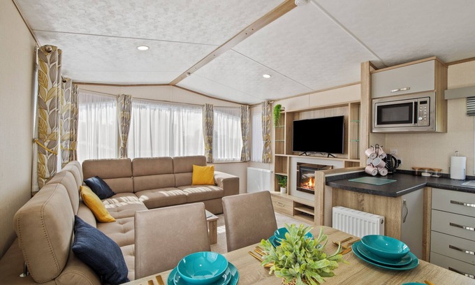 Begelly Ski Chalet | Maple - Near Folly Farm, Cosy Retreat