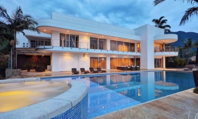 El Poblado Villa | MARBLE POOL MANSION 12 BEDROOM BUTLER JACUZZI