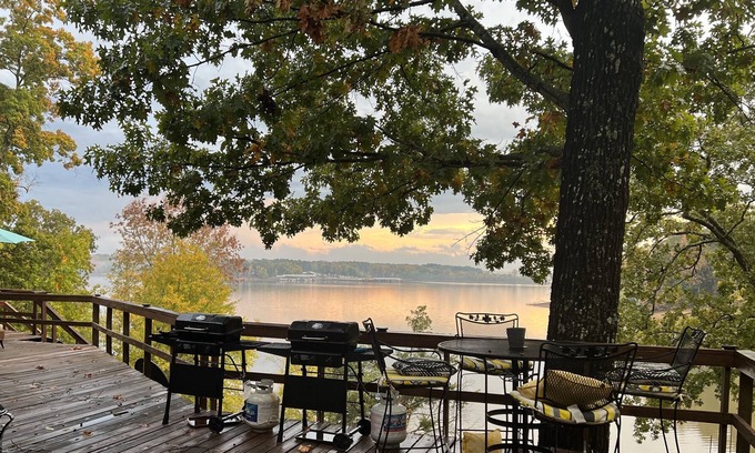 Camden Condo | March/April Spring special: sleeps 10 with boat dock on TN River/KY Lake