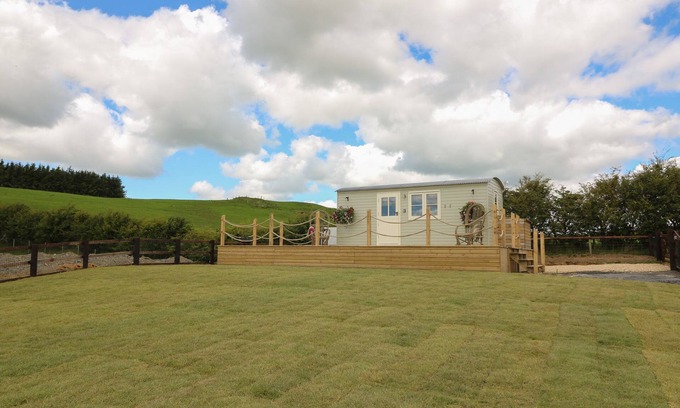Rhayader Cottage | MARCHES WAY, pet friendly, with hot tub in Rhayader