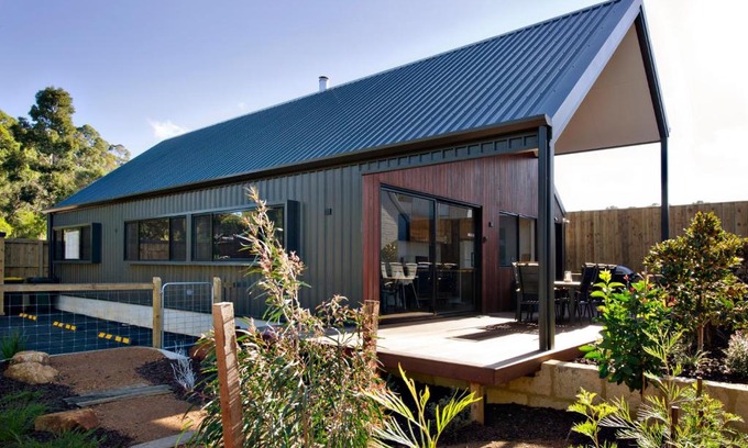 Margaret River Ski Chalet | Margaret River Bungalow-1-street - pet friendly