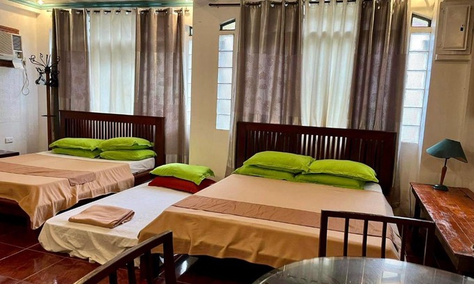 Marikina House | MARIKINA 32 sqm Studio for Transients w WiFi 40 inch TV Parking
