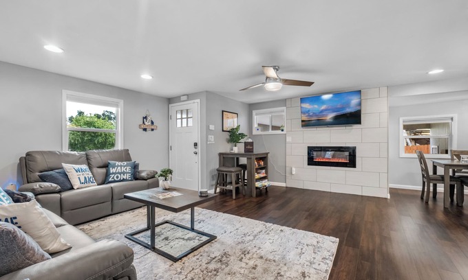 Grove House | Marina Breeze: Lake View> Central To Grove & Grand