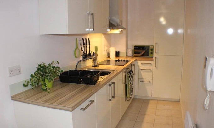 Hull Old Town Apartment | Marina Water View Apartment