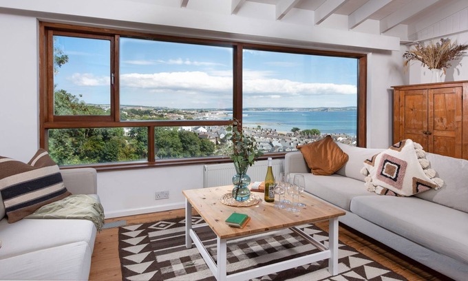 Newlyn House | Marine Lodge - a house that sleeps 8 guests in 4 bedrooms