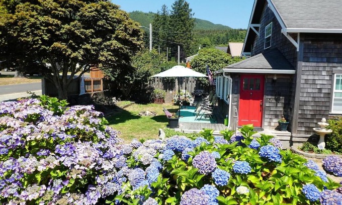 Garibaldi House | Mariner's Retreat ~ A Downtown Garibaldi Oasis