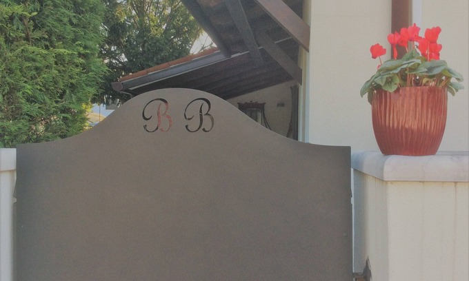 Olmo di Mira House | Mariposa's Home. House with garden, excellent for those looking for a relaxing stay.