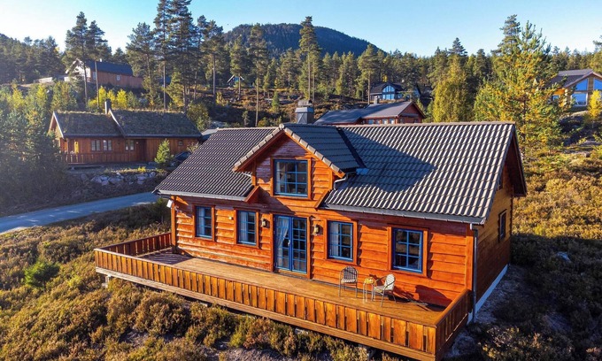 Vradal House | Marit's Hytte is a typical Norwegian holiday home, suitable for 6 to 8 people. Enjoy the fantastic view from the spacious veranda of this house.