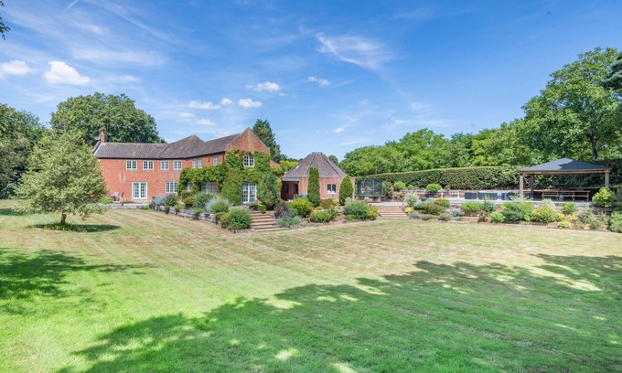 Coltishall House | Marlpit House - Seven Bedroom House, Sleeps 14