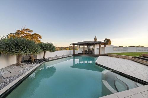 Maroochydore House | Maroochydore 5-Bed Retreat with Pergola & Bar