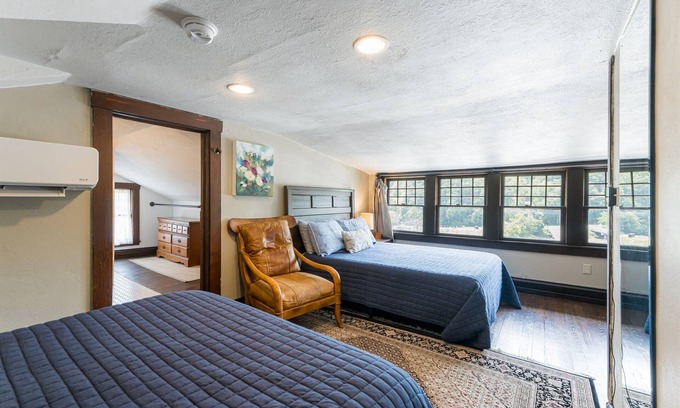 Marshall Cabin | Marshall Inn Skyline Guestroom (Q/Q),Walk Downtown