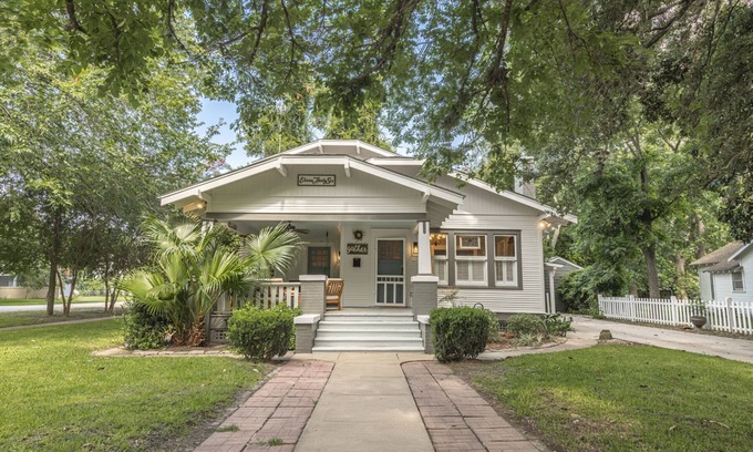 Columbus House | "Mary's Nest" Bungalow in Downtown Columbus, TX