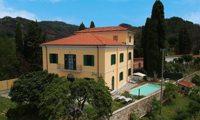 Massarosa Villa | Massarosa Front Lake, The Gargoyles