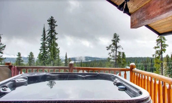 Big White Ski Resort House | Massive Views, Ski-In/Out *Nordic Spa - Hot Tub & Sauna* BBQ, Games, Sleeps 12