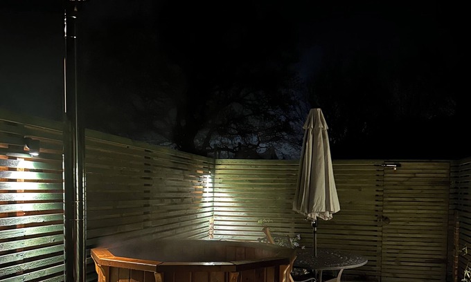 Bletchingley House | Matties Loft - peaceful, private garden/hot tub, swimming lake, Spa and wellness