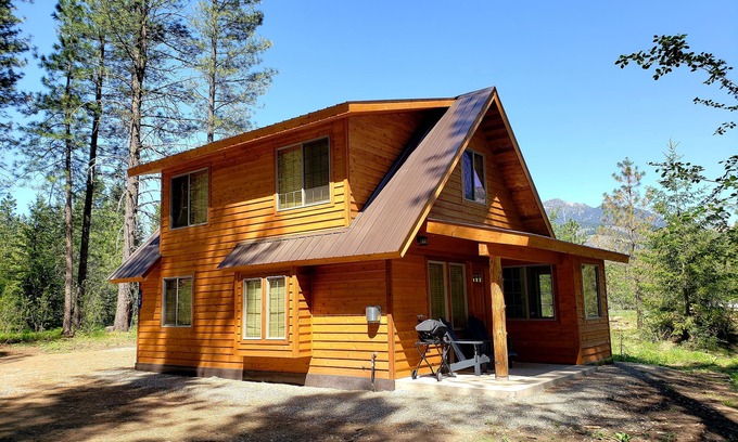 Winthrop Cabin | Mazama Mountain Hideaway is waiting to be your basecamp for fun! Now with A/C!