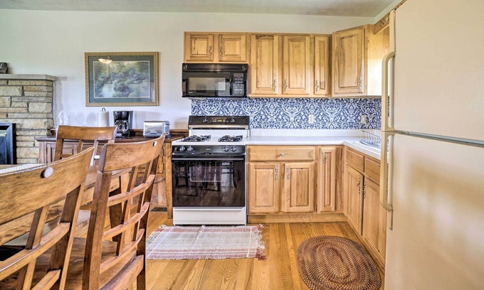 McArthur Cottage | Mcarthur Cabin: Peaceful Getaway on Farm!