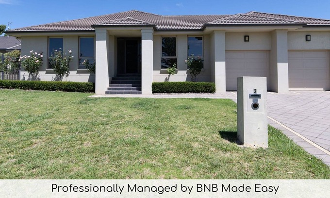 Calare House | McIntosh Entertainer - Large Home in Leafy Suburb