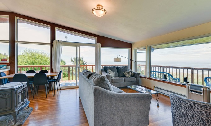 McKinleyville House | McKinleyville Getaway w/Hot Tub & Ocean Views!