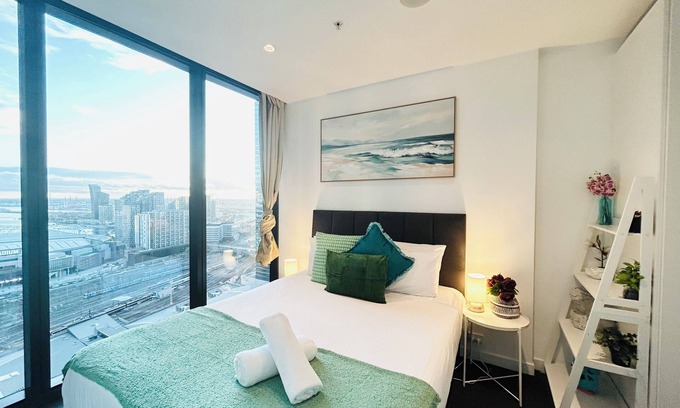 Melbourne Central Business District Apartment | ❤️MDSTS07/InnerCBD/SkyHigh View/1Min To Station/FREE(Heated Pool/GYM/Tram)