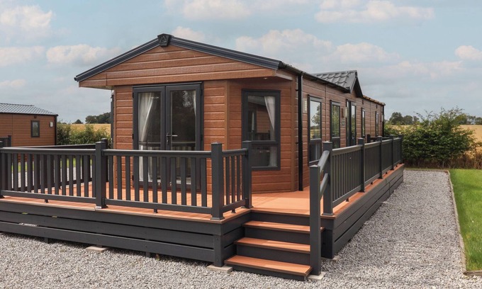 Great Hatfield Cottage | MEADOWS PARK 2, family friendly, with hot tub in Hornsea