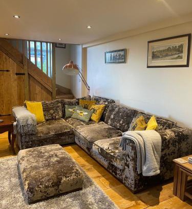 Otley House | Meagill Cottage Sleeps 4 with Hot Tub & Parking