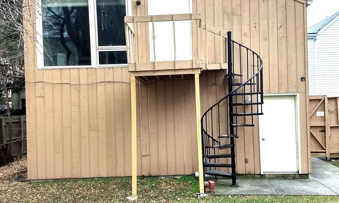 Mechanicsburg Apartment | Mechanicsburg Tarzan Hut: Private Comfortable Air Cave For 1-2 Travelers