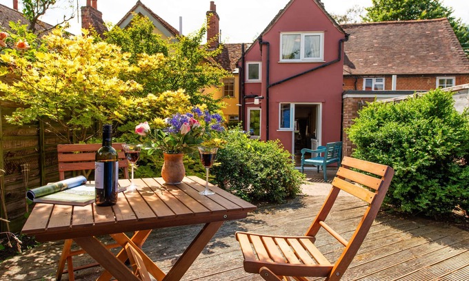 Hadleigh Cottage | Meddlars - A romantic cottage by a historic Town great for walks, pubs and shops.