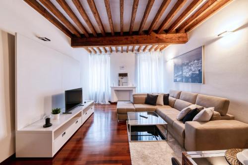 Ferrara Historic Centre Apartment | Medieval Suite in Piazza Trento-Trieste Ferrara