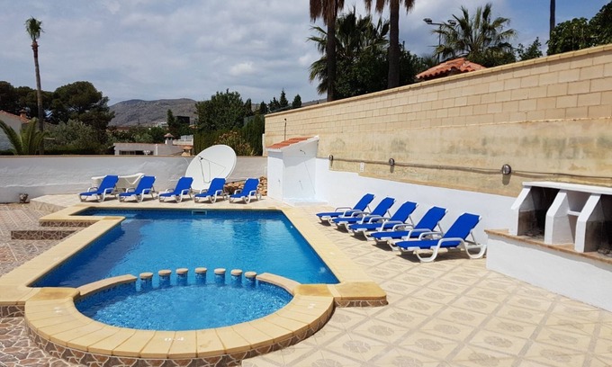 Benidorm Villa | MEDSTAR VILLA - Quiet, Sun Terrace, Pool, Hot-tub, Games Rooms, Golden Beaches