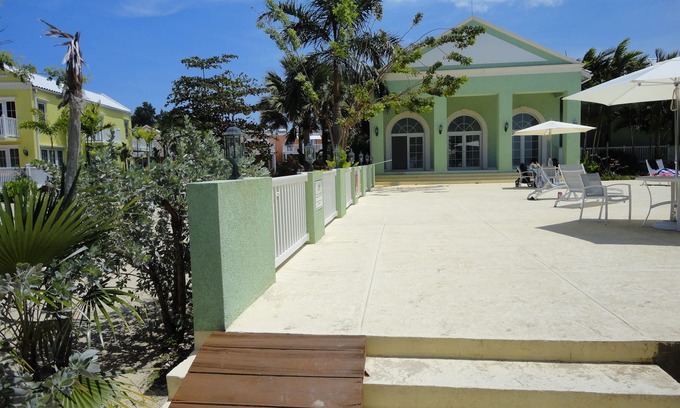 Orange Bay House | Meelie's Villa: free wifi, beach, pool, ocean & G-views, outdoor shower & bbq.