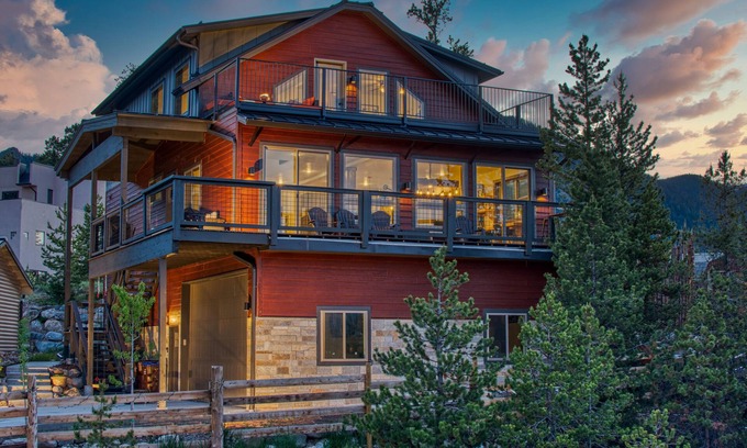 Frisco House | Mega Mountain Retreat- Space, Best Views, Walk to Town!