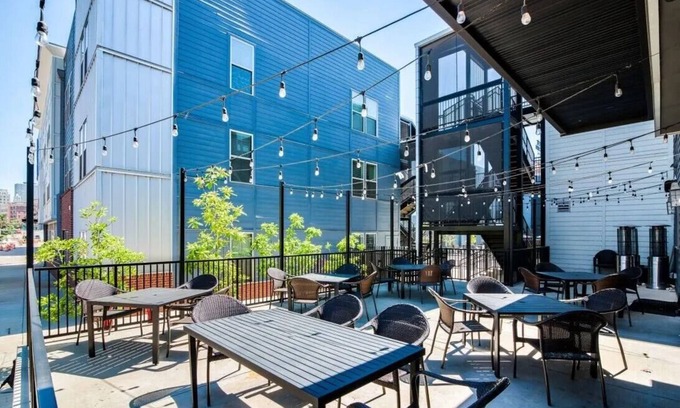 Downtown Memphis Apartment | Memphian KING SUITE downtown with a POOL and GYM