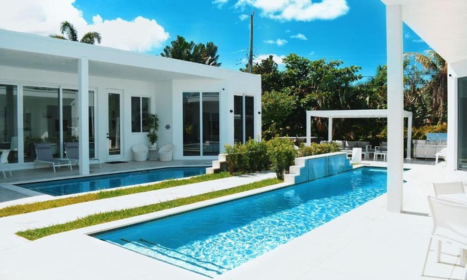 South Middle River House | Men only clothing option guesthouse near Wilton Manors