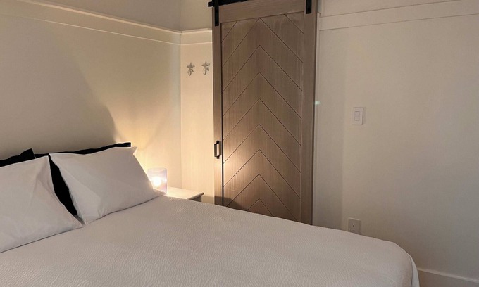 Victoria Villa | Mermaid Cove | Cozy top-Floor Room with Private Ensuite with Sunset & Main Stree