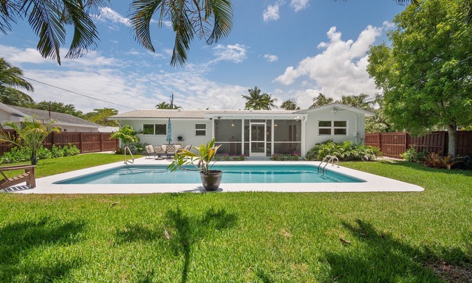Old Jupiter Beach Road Cottage | Mermaid Shack with pool 5 min to beach,venues,restaurants
