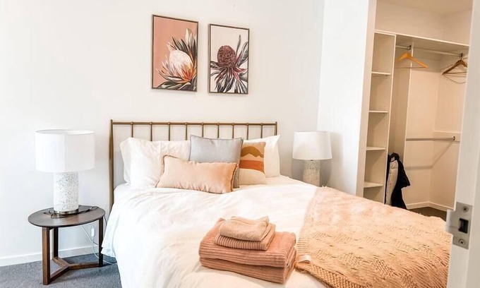 City East Apartment | Metropol | CBD | Pool |Sleeps 7 | Pets