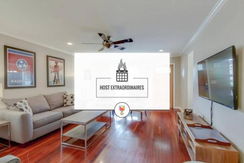 Hope Gardens House | Metropolitan City Home Huge Private Backyard