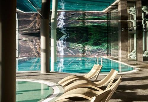 Szklarska Poreba Apartment | Miło Mi w górach - budynek główny hotelu z basenami i saunami - parking GRATIS