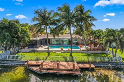 Pembroke Pines House | Miami-4-NW-Unique house with lake view and pool