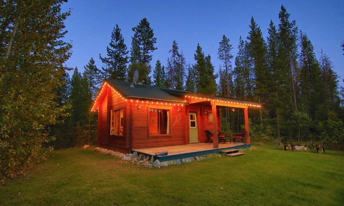 Tete Jaune Cache Ski Chalet | Mica Mountain Lodge & Log Cabins