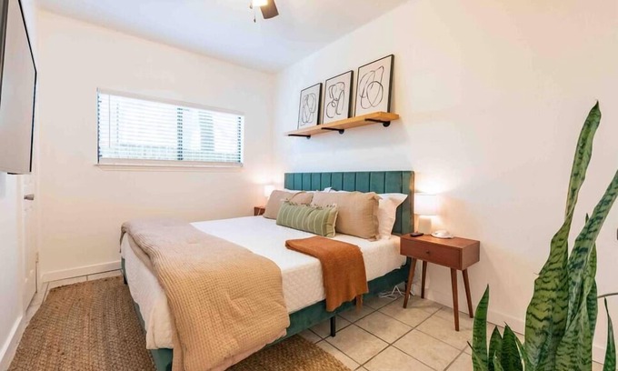 Old West Austin Condo | Mid-Century Austin Escape! Long Term Discounts!